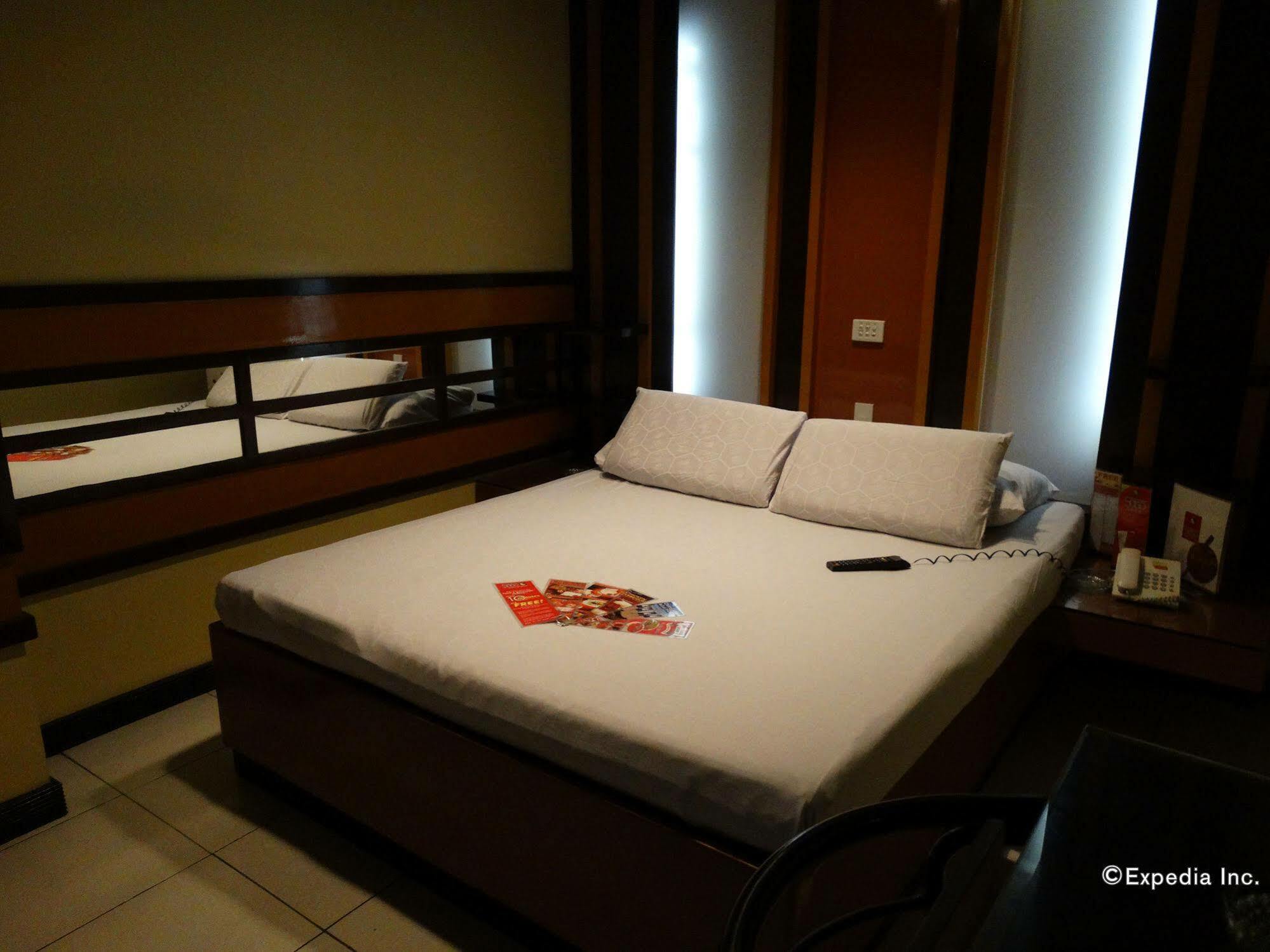 Hotel Sogo - Pasay Rotonda Exterior photo